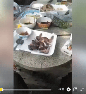 Mời các bác dùng bữa.