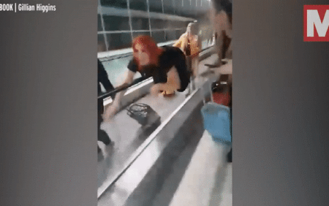 Jessica nằm sấp lên thành vịn thang cuốn rồi “bơi”.