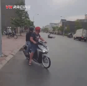 Anh mua quần ở đâu mà bền thế. Anh mua quần ở đâu mà bền thế.