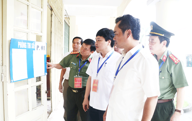 Ban Chỉ đạo Thi của tỉnh kiểm tra công tác tổ chức thi trước giờ khai mạc tại Hội đồng thi Trường THPT Chuyên Thái Nguyên. Ban Chỉ đạo Thi của tỉnh kiểm tra công tác tổ chức thi trước giờ khai mạc tại Hội đồng thi Trường THPT Chuyên Thái Nguyên.