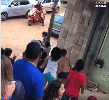 Tránh đường cho siêu nhân nào.