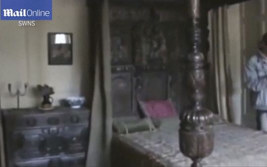 Khoảnh khắc bóng trắng bay vụt qua rất nhanh.