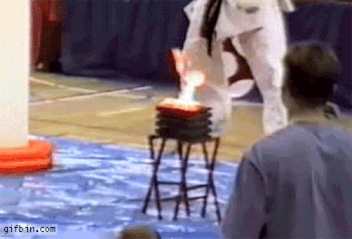 Lửa bén tới đầu cũng chẳng ảnh hưởng gì đến anh. Lửa bén tới đầu cũng chẳng ảnh hưởng gì đến anh.