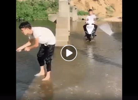 Cậu ấy đâu rồi. Cậu ấy đâu rồi.