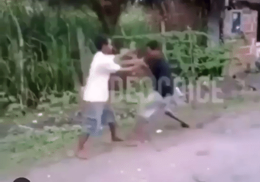 Trẻ con ra chỗ khác chơi