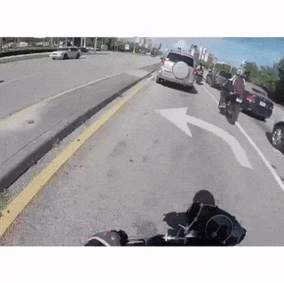 May quá anh ấy không thấy, lui thôi