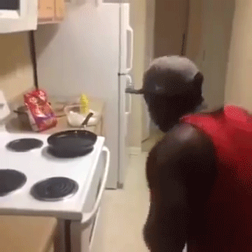 Những khoảnh khắc bá đạo khi đàn ông lần đầu vào bếp