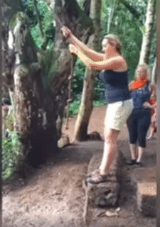 Chị làm mẫu nhé.