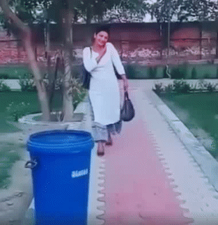 Cái tội cắm mặt vào điện thoại