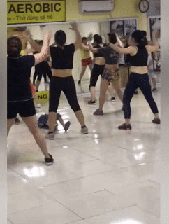 Khi bạn đam mê tập nhưng vẫn phải trông con.