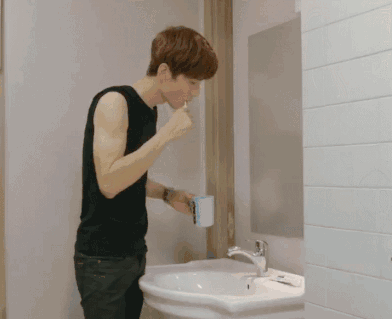  Không đánh răng buổi tối khiến thức ăn thừa và chất bẩn bám tại kẽ và chân răng, lâu ngày tạo thành mảng bám, cao răng. 