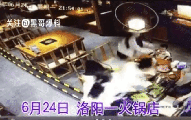 Người đàn ông tạt thẳng nồi lẩu đang sôi vào mặt bạn của vợ.