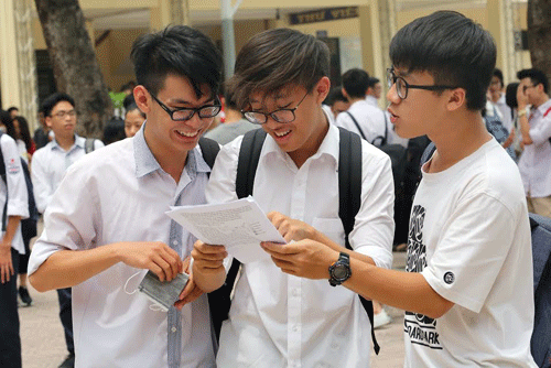 Kỳ thi THPT quốc gia 2017: Siết chặt chấm thi, triệt tiêu gian lận ảnh 1 Thí sinh hoàn thành môn thi tổ hợp Khoa học tự nhiên tại điểm thi trường THPT Phan Huy Chú (Hà Nội). (Ảnh: Đàm Duy)