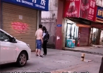 Cô gái bị người đàn ông tát vào mặt.