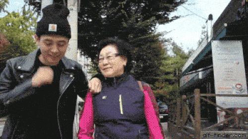 Hốt hoảng khi thấy mặt thật của quái nhân.