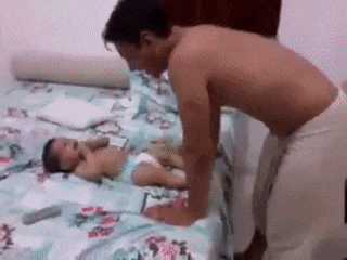 Trò nghịch ngầm hết đỡ nổi của bố và con khi mẹ vắng nhà ảnh 1