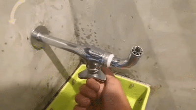 Đến cái vòi nước cũng biết trêu mình nữa!  Đến cái vòi nước cũng biết trêu mình nữa!