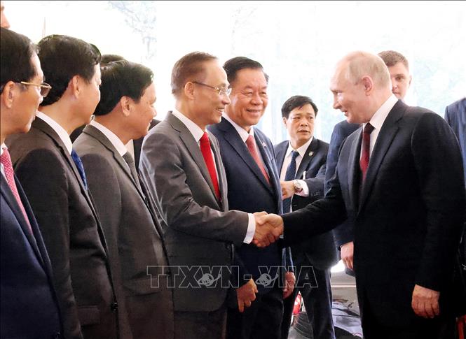 Tổng thống Liên bang Nga Vladimir Putin với các thành viên Đoàn Việt Nam. Ảnh: Lâm Khánh/TTXVN Tổng thống Liên bang Nga Vladimir Putin với các thành viên Đoàn Việt Nam. Ảnh: Lâm Khánh/TTXVN