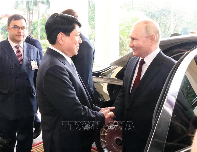 Ủy viên Bộ Chính trị, Thường trực Ban Bí thư Lương Cường đón Tổng thống Liên bang Nga Vladimir Putin tại sảnh Trụ sở Trung ương Đảng. Ảnh: Lâm Khánh/TTXVN Ủy viên Bộ Chính trị, Thường trực Ban Bí thư Lương Cường đón Tổng thống Liên bang Nga Vladimir Putin tại sảnh Trụ sở Trung ương Đảng. Ảnh: Lâm Khánh/TTXVN