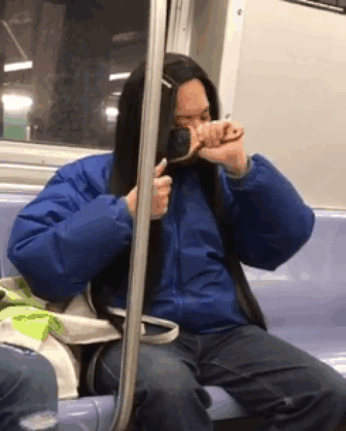 chải tóc thôi có gì lạ đâu. chải tóc thôi có gì lạ đâu.