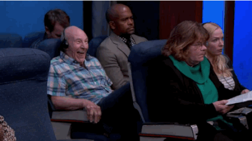 Đá chân lên ghế của người ngồi trước là hành động cần tuyệt đối tránh. Ảnh:Giphy.