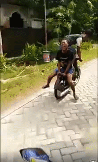 Sao anh nỡ để tôi một mình. Sao anh nỡ để tôi một mình.