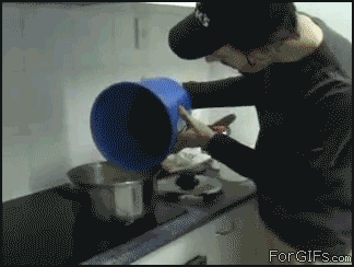 Những khoảnh khắc bá đạo khi đàn ông lần đầu vào bếp