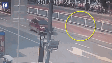 ‘Hố tử thần’ đột ngột xuất hiện, suýt nuốt chửng xe buýt 