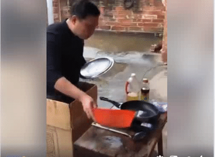 Khi anh ấy vào bếp.