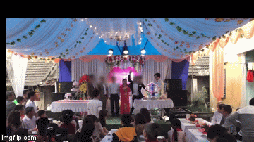 Hàng xóm nói gì vụ chú rể điên tiết hất phăng ly rượu hồng, đập phá sân khấu vì bố không nhận mời rượu trong lễ vu quy? - Ảnh 3. Hàng xóm nói gì vụ chú rể điên tiết hất phăng ly rượu hồng, đập phá sân khấu vì bố không nhận mời rượu trong lễ vu quy? - Ảnh 3.