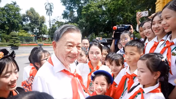 Tổng Bí thư, Chủ tịch nước Tô Lâm với các Đội viên tiêu biểu toàn quốc. (Ảnh: Thống Nhất/TTXVN)