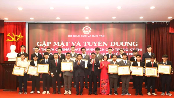 Bộ GD&ĐT gặp mặt, tuyên dương học sinh Olympic và KHKT quốc tế năm 2025
