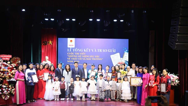 Trao giải cuộc thi 'Những kỷ niệm sâu sắc về thầy cô và mái trường' năm 2025