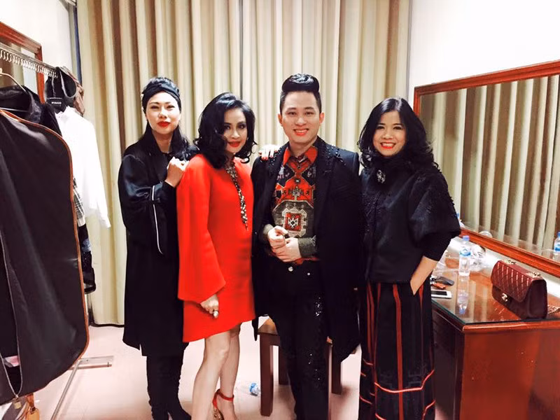 Rất hiếm hoi bà xã của Tùng Dương xuất hiện cùng với anh trong 1 khung hình. Tuy nhiên, cả hai cũng không hề đứng cạnh nhau để tránh sự chú ý từ truyền thông. ( Bà xã của Tùng Dương đứng đầu tiên bên trái).