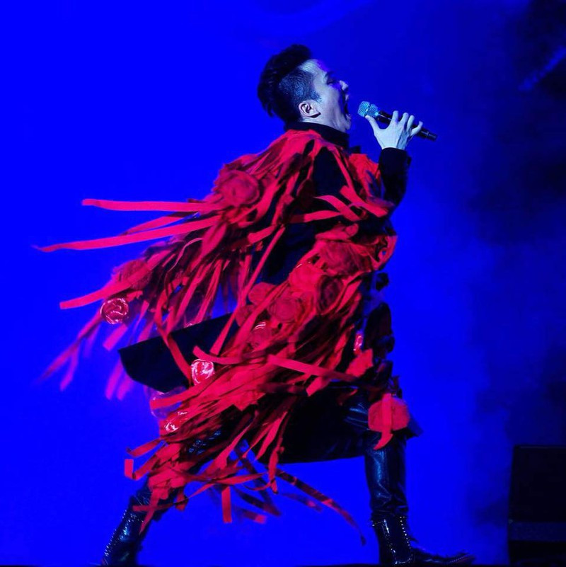 Là người nổi tiếng trong giới showbiz Việt nhưng nam ca sĩ Tùng Dương lại rất kín tiếng trong chuyện đời tư. Từ ngày tham gia hoạt động nghệ thuật khán giả chỉ thấy Tùng Dương xuất hiện trên ánh hào quang của sân khấu mà ít ai biết về cuộc sống thường ngày của anh. Là người nổi tiếng trong giới showbiz Việt nhưng nam ca sĩ Tùng Dương lại rất kín tiếng trong chuyện đời tư. Từ ngày tham gia hoạt động nghệ thuật khán giả chỉ thấy Tùng Dương xuất hiện trên ánh hào quang của sân khấu mà ít ai biết về cuộc sống thường ngày của anh.