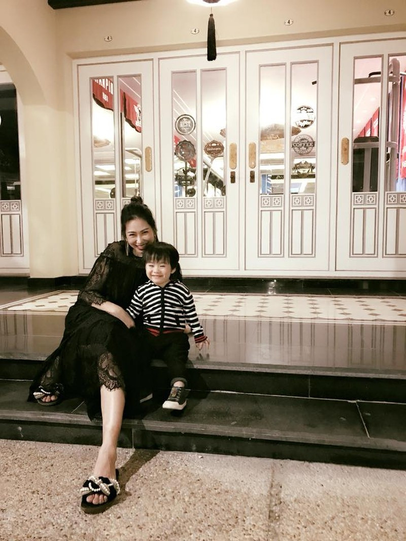 Được biết, bà xã nam ca sĩ Tùng Dương lớn hơn anh 2 tuổi và có tên là Phạm Giang. Cô hiện tại đang kinh doanh một phòng khám về chăm sóc sức khỏe. Tuy chưa tổ chức đám cưới nhưng cả hai đã gắn kết được 10 năm bên nhau và có chung một bé trai đáng yêu và kháu khỉnh. Được biết, bà xã nam ca sĩ Tùng Dương lớn hơn anh 2 tuổi và có tên là Phạm Giang. Cô hiện tại đang kinh doanh một phòng khám về chăm sóc sức khỏe. Tuy chưa tổ chức đám cưới nhưng cả hai đã gắn kết được 10 năm bên nhau và có chung một bé trai đáng yêu và kháu khỉnh.