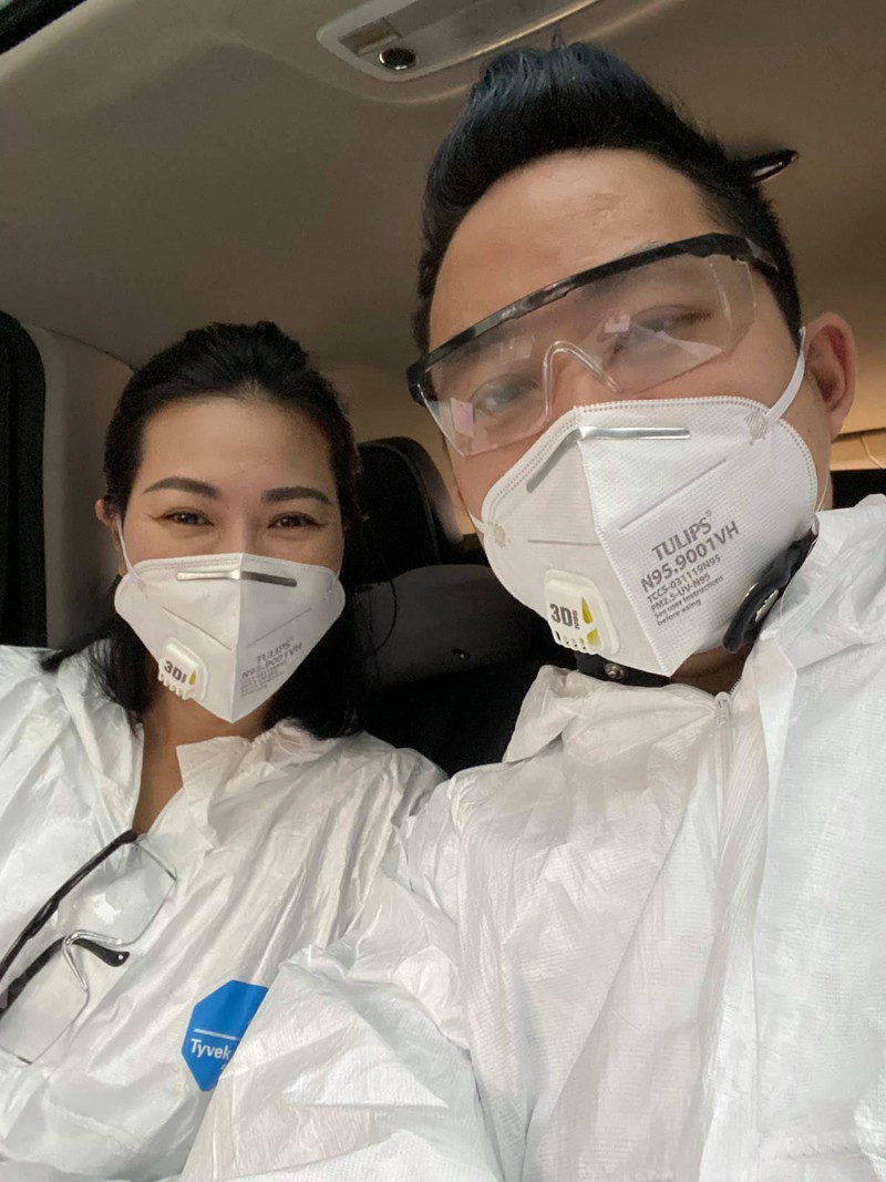 Mới đây, phải nhân dịp kỷ niệm 10 năm ngày cưới nam ca sĩ "Chiếc khăn Piêu" mới chịu chia sẻ cảm xúc của mình về chuyện tình cảm gia đình. Nam ca sĩ cho biết: "Kỷ niệm tròn 10 năm lần thứ 1. Cám ơn Mẹ Voi đã đồng hành với Bố Voi, đã chia sẻ , đi qua những thăng trầm của cuộc sống, đã cùng chí hướng. Biết viết gì đây, thôi lại tiếp tục 10 năm lần thứ 2 thênh thang , rộng mở và gắn kết. Loan tin cho cả nước biết là ngày hôm nay nhà Voi tròn 10 năm ạ". Mới đây, phải nhân dịp kỷ niệm 10 năm ngày cưới nam ca sĩ "Chiếc khăn Piêu" mới chịu chia sẻ cảm xúc của mình về chuyện tình cảm gia đình. Nam ca sĩ cho biết: "Kỷ niệm tròn 10 năm lần thứ 1. Cám ơn Mẹ Voi đã đồng hành với Bố Voi, đã chia sẻ , đi qua những thăng trầm của cuộc sống, đã cùng chí hướng. Biết viết gì đây, thôi lại tiếp tục 10 năm lần thứ 2 thênh thang , rộng mở và gắn kết. Loan tin cho cả nước biết là ngày hôm nay nhà Voi tròn 10 năm ạ".