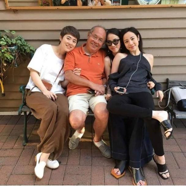 Sầm Trữ Nhạc (ngoài cùng bên trái) cùng bố và các chị em. Sầm Trữ Nhạc (ngoài cùng bên trái) cùng bố và các chị em.