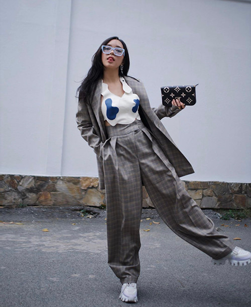 Suit họa tiết ca rô từng gây "náo loạn" xu hướng thời trang 2019/2020 và chúng tiếp tục được Châu Bùi cùng nhiều fashionista lăng xê. Suit hoạ tiết ca rô từng gây náo loạn xu hướng thời trang 2019/2020 và chúng tiếp tục được Châu Bùi, nhiều fashionista lăng xê.