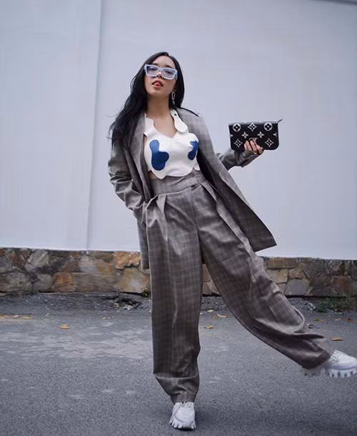 Suit hoạ tiết ca rô từng gây náo loạn xu hướng thời trang 2019/2020 và chúng tiếp tục được Châu Bùi, nhiều fashionista lăng xê.