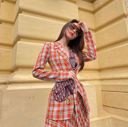 Những nàng văn phòng đỏm dáng có thể tham khảo set trang phục ca rô màu nổi bật của Diễm My 9x. Áo blazer được mix đồng điệu cùng chân váy để mang tới bộ suit thanh lịch, trẻ trung. Những nàng văn phòng đỏm dáng có thể tham khảo set trang phục ca rô màu nổi bật của Diễm My 9x. Áo blazer được mix đồng điệu cùng chân váy để mang tới bộ suit thanh lịch, trẻ trung.