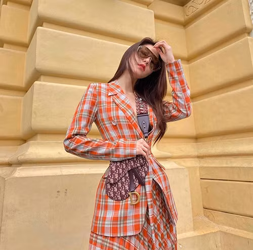 Những nàng văn phòng đỏm dáng có thể tham khảo set trang phục ca rô màu nổi bật của Diễm My 9x. Áo blazer được mix đồng điệu cùng chân váy để mang tới bộ suit thanh lịch, trẻ trung.