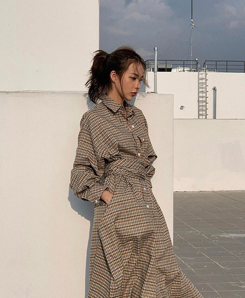 Đầm sơ mi hoạ tiết ca rô nhí của Phí Phương Anh dành cho các nàng yêu sự thoải mái, tự do khi mix đồ đi làm hoặc dạo phố. Đàm sơ mi hoạ tiết ca rô nhí của Phí Phương Anh dành cho các nàng yêu sự thoải mái, tự do khi mix đồ đi làm hoặc dạo phố.