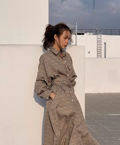 Đàm sơ mi hoạ tiết ca rô nhí của Phí Phương Anh dành cho các nàng yêu sự thoải mái, tự do khi mix đồ đi làm hoặc dạo phố.