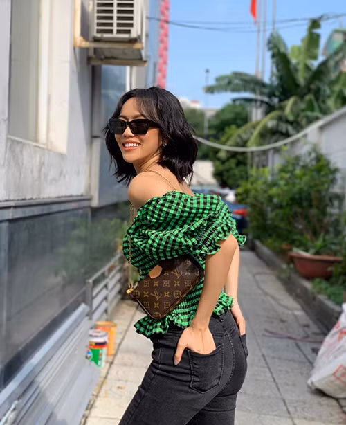 Áo trễ vai đi kèm chi tiết bèo nhún, chun eo của Diệu Nhi dễ ứng dụng và có thể mix-match cùng nhiều trang phục đi kèm như quần jeans, chân váy, quần short...