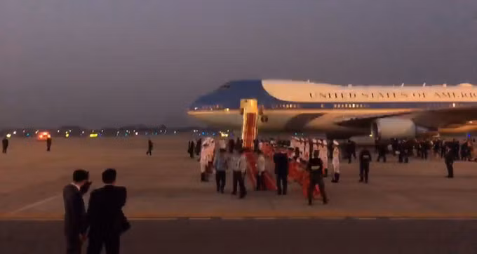 Tổng thống Donald Trump đặt chân đến Hà Nội