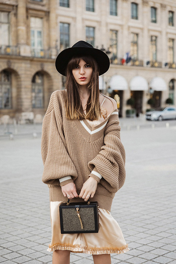 Tông màu hợp mốt mùa lạnh được thể hiện trên nhiều chất liệu có khả năng giữ ấm như len, dạ, nỉ với nhiều phom dáng đa dạng. phoi-do-mua-dong-voi-tong-mau-thanh-nha-6