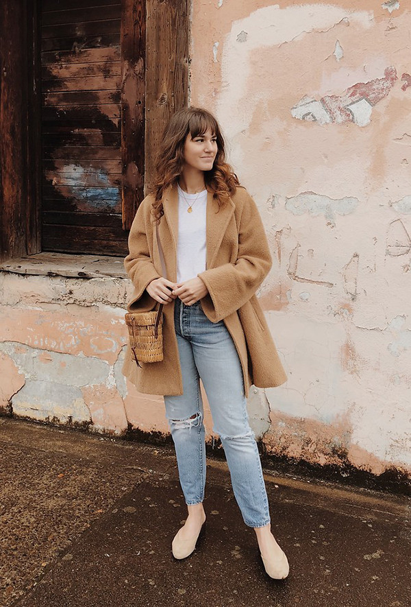 Tận dụng những mẫu quần jean rách vốn được ưa chuộng trong mùa hè, các tín đồ thời trang khéo léo phối hợp cùng áo khoác, áo thun dài tay để mang tới tổng thể hoàn hảo. phoi-do-mua-dong-voi-tong-mau-thanh-nha-10