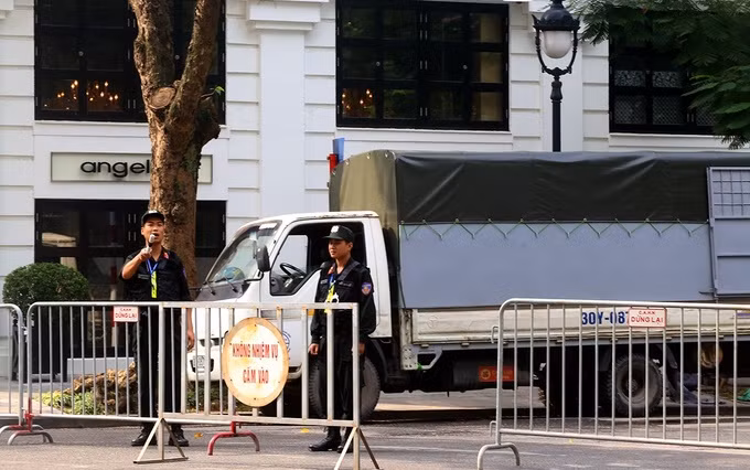 Tổng thống Donald Trump đặt chân đến Hà Nội