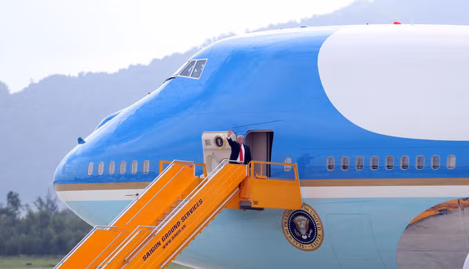 Tổng thống Donald Trump đặt chân đến Hà Nội